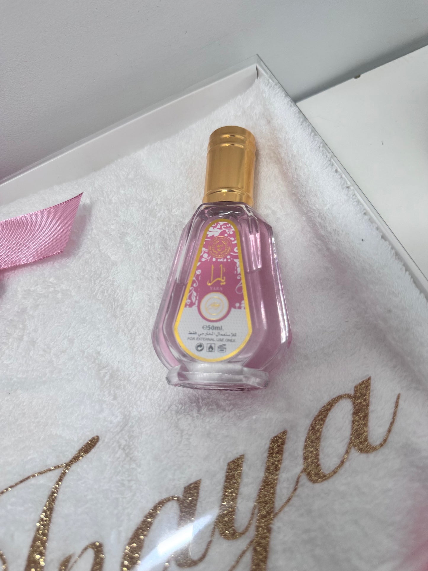 Coffret serviette de bain + Parfum Yara candy